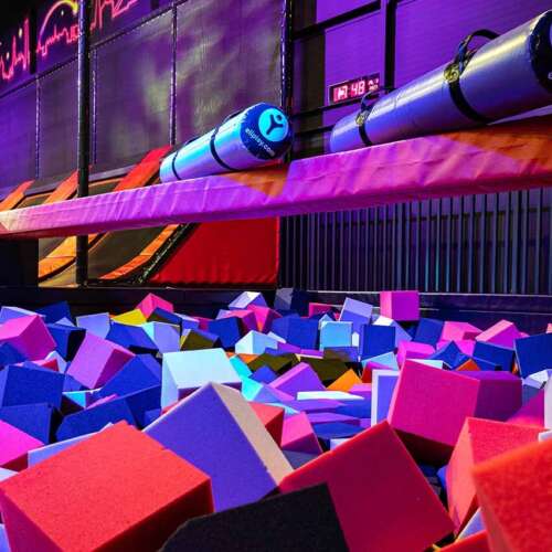 Battle beam with foam pit Trampolinepark ELI Play